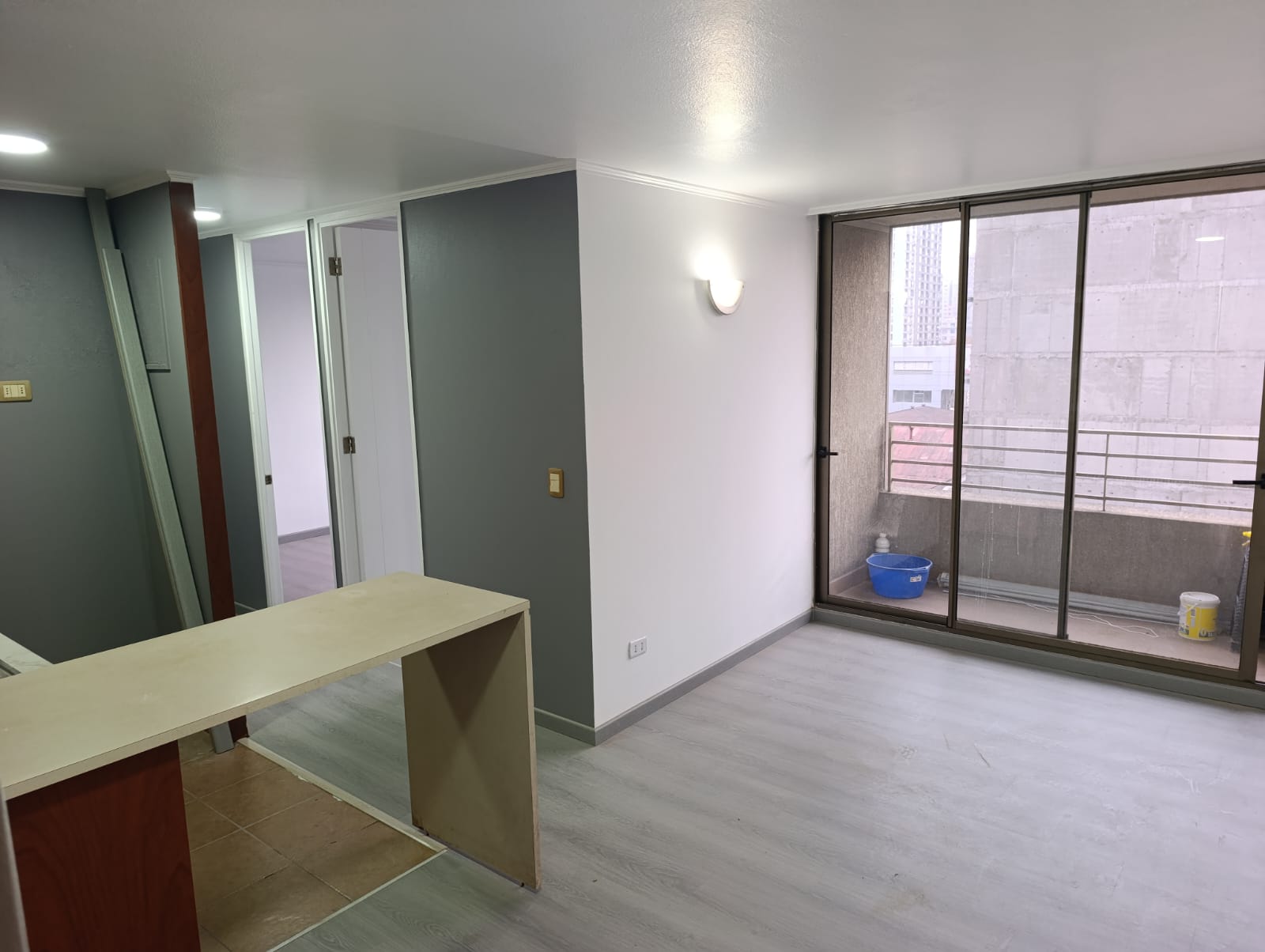 Departamento 2D con balcón a pasos de Metro Universidad de Chile